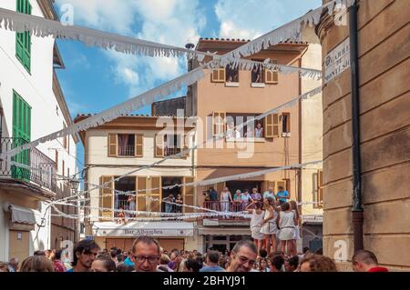 Pollensa, Balearen/Spanien; 08/02/2020: Mauren und Christen Fest. Feiern Sie auf der Straße voller Menschen, die die Party genießen Stockfoto