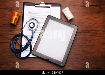 Stethoskop, Pillen, Klemmbrett und Tablet Stockfoto