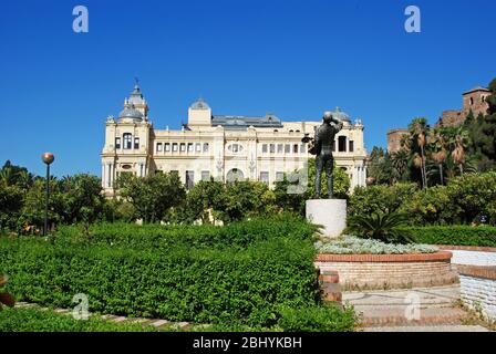 Statue des Blumenverkäufers Biznaguero in den Pedro Luis Alonso Gärten mit dem Rathaus hinten, Malaga, Provinz Malaga, Andalusien, Spanien, Wes Stockfoto