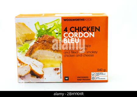 Alberton, Südafrika - eine Schachtel mit vier Cordon bleu Hühnerportionen von Woolworths Food isoliert auf einem klaren Hintergrundbild mit Kopierraum Stockfoto