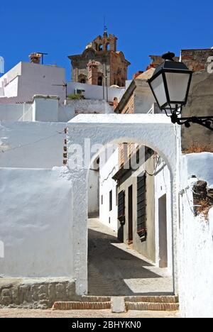 Weiß getünchte Gebäude vor der Iglesia de San Pedro (St. Peters Kirche), Arcos de la Frontera, Andalusien, Spanien. Stockfoto