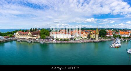 Blick über den Hafen auf die Uferpromenade von Lindau im Bodensee, Bayern, Deutschland, Europa. Stockfoto