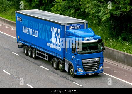 Menzies 1833 Autobahn Schwerguttransport Lieferwagen, LKW, Transport, LKW, Fracht, DAF Fahrzeug, Lieferung, Transport, Industrie, Fracht auf der M6 in Lancaster, Großbritannien Stockfoto