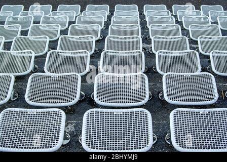 Leere Sitze und Reihen in einer Freiluftarena. Stockfoto