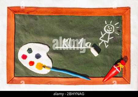 Kuchen mit Fondant Dekoration wie eine Tafel gestylt, um den Beginn der Schule zu feiern. Stockfoto