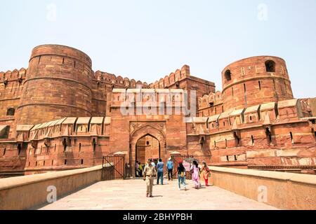 Eingang des alten Forts bekannt als purana quila delhi, Touristen in alten Fort purana quila, Old Fort von Delhi (Purana Qila) Architektur, delhi Forts, indien Stockfoto