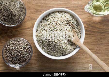 Bio Hanf, Samen, Mehl, Kerne und Öl auf Holzbrett. Blick von oben. Nahaufnahme. Stockfoto