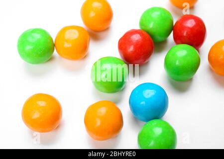 Closeup bunte Süßigkeiten auf weißem Hintergrund Stockfoto