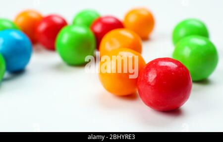 Closeup bunte Süßigkeiten auf weißem Hintergrund Stockfoto