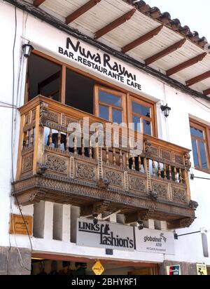 Dekorative geschnitzte Holzbalkon aus der spanischen Kolonialzeit in der Stadt Cusco, Peru Stockfoto