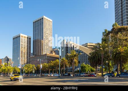 San Francisco, Kalifornien, USA- 07. Juni 2015: Hochhäuser entlang des Embarcadero. Repräsentative Promenade in der Innenstadt. Stockfoto