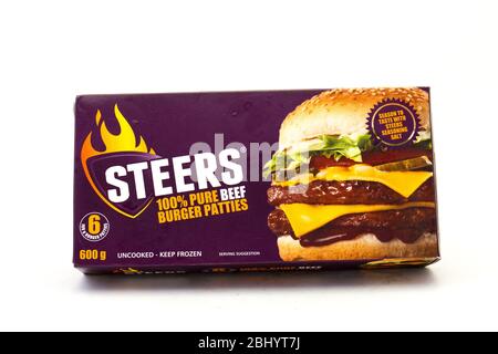 Alberton, Südafrika - eine Schachtel mit 100% reinen Beef Burger Patties isoliert auf einem klaren Hintergrundbild mit Kopierraum Stockfoto