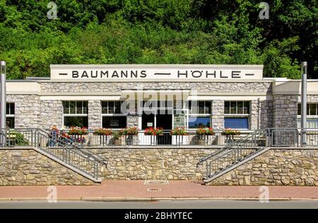 Besucher und Touristen warten auf die nächste Führung vor dem Eingang zur Baumann-Höhle. Stockfoto