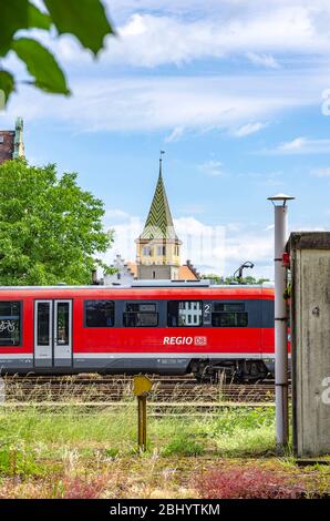Deutsche Bahn Regionalzug vor dem Hauptbahnhof Lindau im Bodensee, Bayern, Deutschland, Europa. Stockfoto
