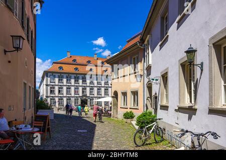 Städtische Szene auf der Lingg Straße und dem Marktplatz in der Altstadt von Lindau am Bodensee, Bayern, Deutschland, Europa. Stockfoto