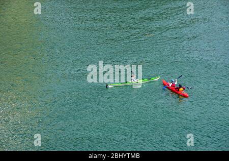 Zwei Kajaks auf dem See, im Hafenbecken von Lindau im Bodensee, Bayern, Deutschland. Stockfoto