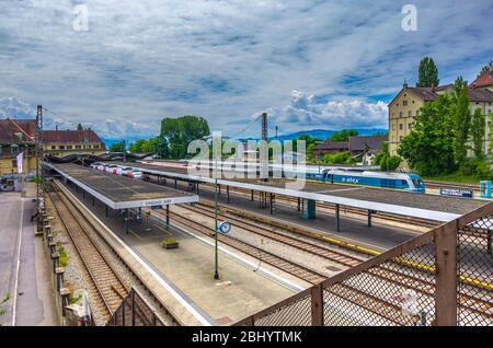 Blick über die Gleise und Bahnsteige des Hauptbahnhofs Lindau im Bodensee, Bayern, Deutschland, Europa. Stockfoto