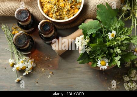 Kräuter, Beeren und Blumen mit Mörtel, Holz Tisch Hintergrund Stockfoto