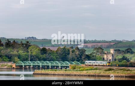 Fota Island, Cork, Irland. April 2020. Ein Zug am frühen Morgen von Cobh, der zum Bahnhof Kent fährt, vorbei am Schloss auf Fota Isalnd in Co. Cork, Irland. - Credit; David Creedon / Alamy Live News Stockfoto