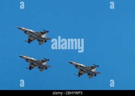 Jerusalem, Israel. April 2020. Eine Überführung der IAF F16-Kampfjets durch eine fehlende Mannformation begrüßt Israels 23,816 gefallene Soldaten und Opfer von Terroranschlägen nach einer zweiminütigen landesweiten Sirene am Memorial Day, Yom Hazikaron. Die Einschränkungen des Coronavirus am Memorial Day und dem folgenden Independence Day zielen darauf ab, die Ausbreitung von COVID-19 weiter zu verhindern. Militärfriedhöfe sind für die Öffentlichkeit gesperrt und Zeremonien finden ohne Publikum statt. Quelle: Nir Alon/Alamy Live News Stockfoto