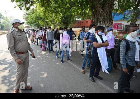 Prayagraj, Indien. April 2020. Gestrandete Studenten aus verschiedenen Distrikt von Uttar Pradesh standen in der Schlange, um an Bord von Bussen zu gehen, als die Regierung Uttar Pradesh Straßenbusse arrangierte, um Studenten in ihre Heimatstadt zu schicken, während die Regierung als vorbeugende Maßnahme gegen die COVID-19 in Prayagraj landesweite Blockierungen verhängte. (Foto von Prabhat Kumar Verma/Pacific Press) Quelle: Pacific Press Agency/Alamy Live News Stockfoto