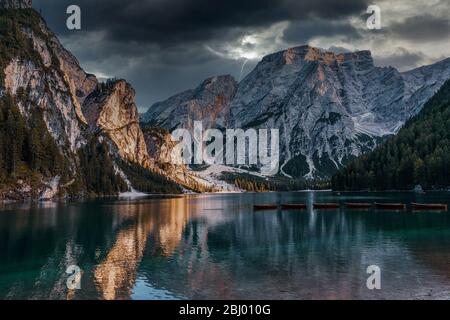 Gewitter in den Dolomiten, Prags See. Stockfoto