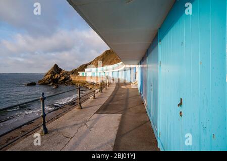 Eine Reihe von Strandhütten am Meadfoot Beach, Torquay, Devon, Großbritannien Stockfoto