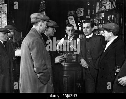 Der Reverend Courtney, Peckham ' s Wesleyan Minister, der Besuch lokalen Tavernen in dem Bemühen, Konvertiten in seiner 15 Tage Wiederbelebung Kampagne zu erhalten. - 17. November 1931 Stockfoto