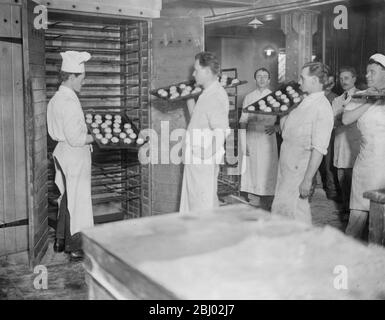 Die Herstellung von heißen Kreuzbrötchen bei R E Jones Ltd - in den Ofen - 28. März 1923 Stockfoto