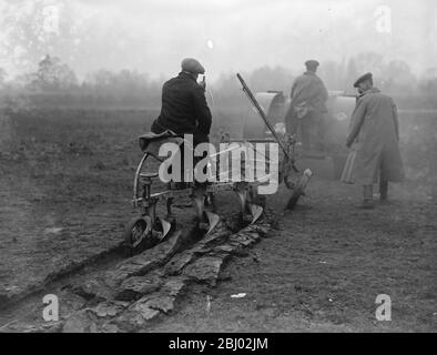 Motorpflug bei der Arbeit im Richmond Park - Januar 1917 Stockfoto