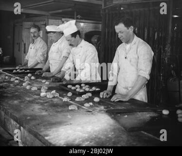 Die Herstellung von heißen Cross-Brötchen Art R E Jones Ltd - die Wertung der Brötchen - 28. März 1923 Stockfoto