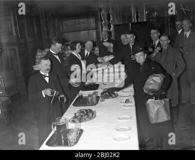 Ein Aschermittwoch City of London Brauch. - Spiced Brötchen und Bier serviert in Übereinstimmung mit alten Brauch nach der Teilnahme der Liverymen am Aschermittwochservice in St. Paul ' s Cathedral . - 26. Februar 1936 Stockfoto