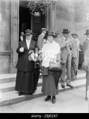 Unter den Gewässern von Harrogate, Yorkshire. - Miss Craigie Halkett und die Gräfin von Yarborough (in weißem Schal) - 18. August 1923 Stockfoto