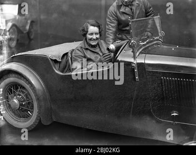 RAC Bournemouth Rallye, Miss Fay Taylor mit einem heißen Getränk am Steuer ihres Autos. - 1934 Stockfoto