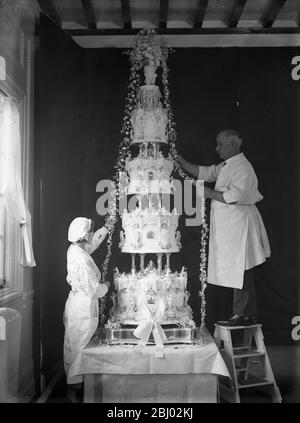 Hochzeit des Herzogs von Kent und Prinzessin Marina . - die Königliche Hochzeitstorte, von McVitie und Preis, 9 Meter hoch und mit einem Gewicht von etwa 800 Pfund, die vier Ebenen sind durch solide silberne Säulen, seinen Stil semi grecian getrennt. Stockfoto