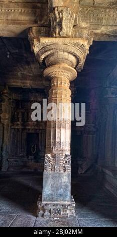 Komplizierte Schnitzerei auf Säulen des Aghoreshwara-Tempels Stockfoto