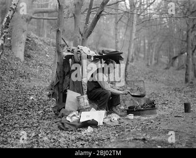 Tramp zu Hause in den Wäldern Kochen Essen über einem Lagerfeuer. - 1935 Stockfoto