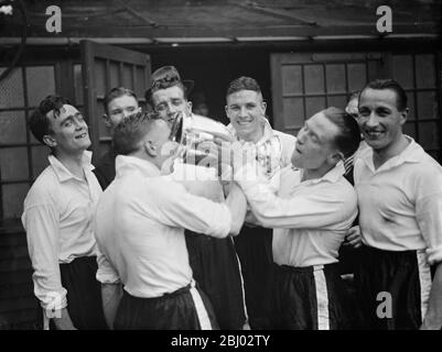 Bromley Fußballverein gegen Belvedere Fußballverein in der FA Amateur Cup Final im Millwall Fußballverein Stadion The Den in South Bermondsey, London . - Bromley das Siegerteam halten den Pokal hoch. - 1938 Stockfoto