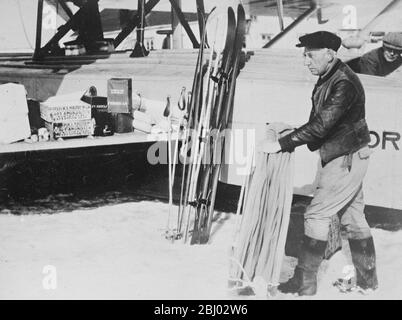 Mystery of Amundsen , erste Fotos vom Start des Amundsen Ellsworth Polarfluges - Amundsen überwacht die Beladung von Lebensmitteln und Marschausrüstung kurz vor dem Start - 17. Juni 1925 Stockfoto