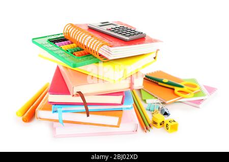 Stapel von Büchern und Schreibwaren auf weiß isoliert Stockfoto