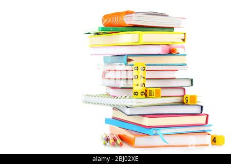 Stapel von Büchern und Schreibwaren auf weiß isoliert Stockfoto