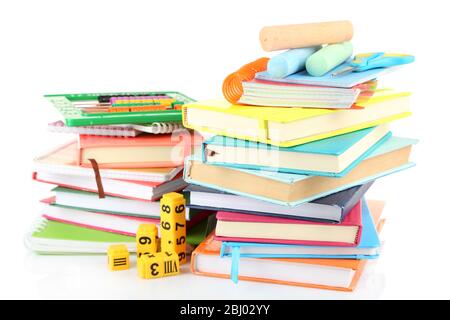 Stapel von Büchern und Schreibwaren auf weiß isoliert Stockfoto