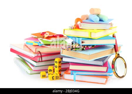 Stapel von Büchern und Schreibwaren auf weiß isoliert Stockfoto