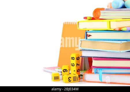 Stapel von Büchern und Schreibwaren auf weiß isoliert Stockfoto