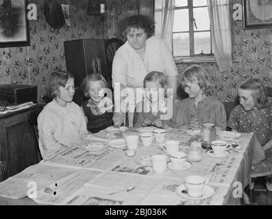 Frau W E Wakefield mit ihren Töchtern sitzen am Esstisch in ihrem Haus in Gravesend, Kent. - 1939 - Stockfoto