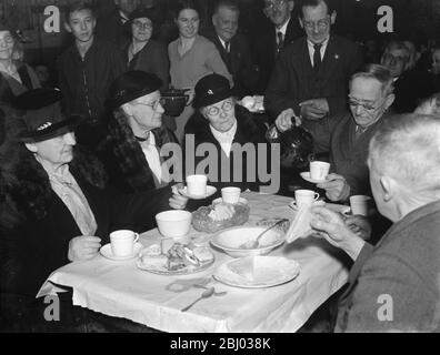 Alte Leute feiern in foots Cray, Kent. - 1937 Stockfoto