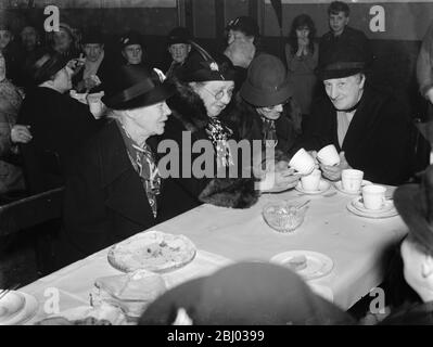 Alte Leute feiern in foots Cray, Kent. - 1937 Stockfoto