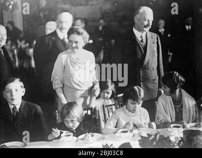 Präsident Lebrun verteilt Neujahrsgeschenke an Kinder. - um das neue Jahr zu feiern, verteilten Präsident Lebrun von Frankreich und Madame Lebrun Spielzeug an Pariser Schulkinder im Elysees Palace. - Fotoausstellungen ; Präsident Lebrun und Madame Lebrun unter den Kindern . - 1934 Stockfoto