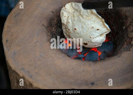 Frische tandoori Roti im Ofen gebacken Stockfoto