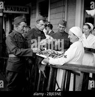 Tschechoslowakische Truppen bereit, Prag zu verlassen. Stockfoto